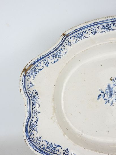 null VARAGES : Earthenware scalloped dish with blue floral decoration. 18th century....