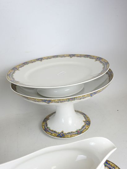 null RAYNAUD - LIMOGES : Porcelain dinner service with gilded leafy interlacing decoration...