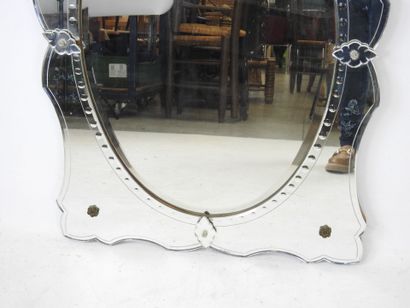 null Venetian glass mirror with curved edge and floral decoration. Circa 1950. 91...