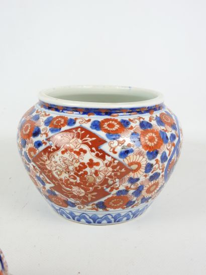 null JAPAN: Porcelain covered port with red, blue and gold Imari decoration, Fretel...