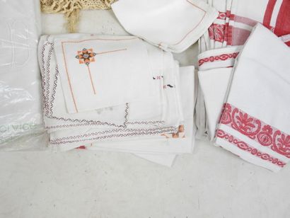 null LOT of textiles including: - Damask cotton table linen. 
- Monogrammed sheets....