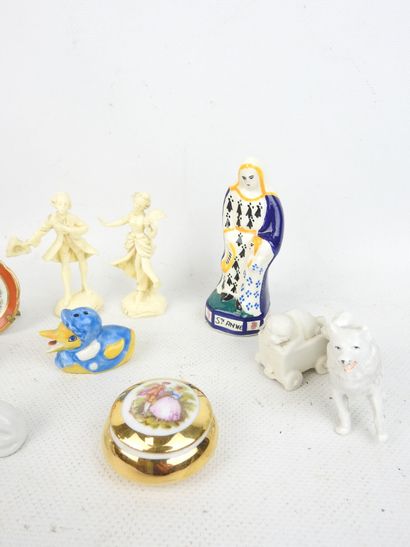 null LOT of VITRINARY OBJECTS in porcelain, cookie and wood including Sainte Anne...