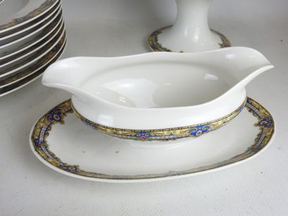 null RAYNAUD - LIMOGES : Porcelain dinner service with gilded leafy interlacing decoration...