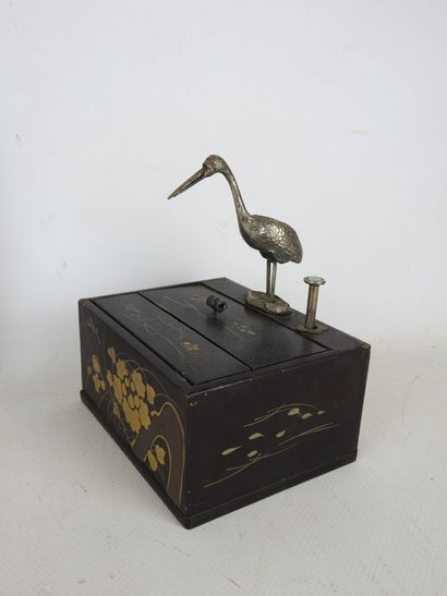 null JAPAN: Lacquered wood cigarette case decorated with a metal bird. H: 7 - W:...