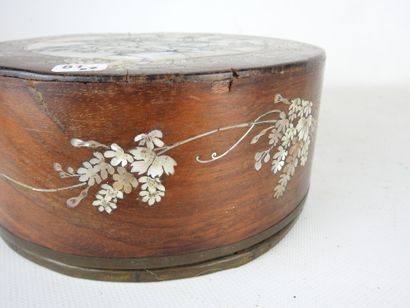 null CHINA: Circular jewelry box in burgundy wood decorated with a lively pagoda...