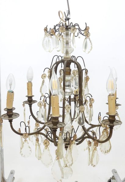 null Iron chandelier with six arms adorned with crystal pendants. Early 20th century....