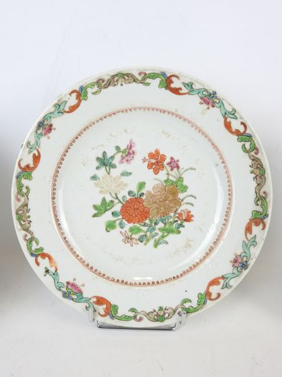 null COMPAGNIE DES INDES: Porcelain plate with floral design. 18th century. D : 22,5...