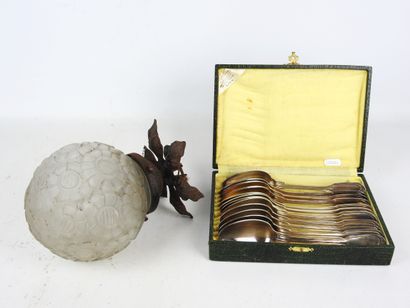 null COFFRET of 12 silver-plated metal spoons - Berthier (Lyon). 
A metal light fixture...