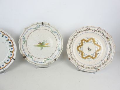 null CENTER: Three earthenware plates with floral decor. Early 19th century. D: approx....
