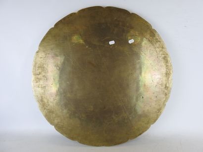 null ASIA: Bronze tray with chased decoration of an animated scene. D : 55 cm. Mark...