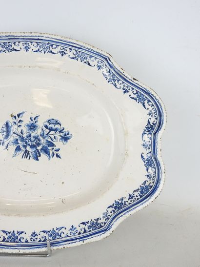 null VARAGES : Earthenware scalloped dish with blue floral decoration. 18th century....