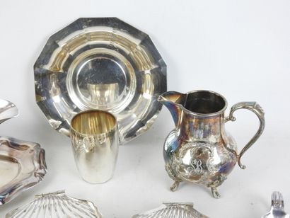 null LOT in silver-plated metal including sauceboat, butter dish, coaster, egg cup,...