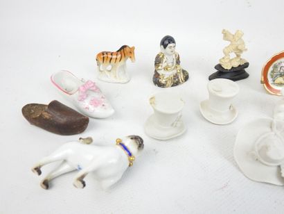 null LOT of VITRINARY OBJECTS in porcelain, cookie and wood including Sainte Anne...