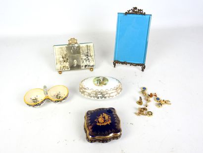 null BROCANTE LOT including : - Two gilt metal picture frames. 22 x 11 cm (the larger).
-...