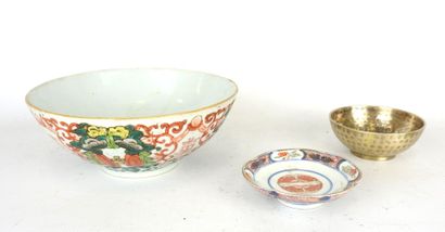 null CHINA: Porcelain bowl with enameled decoration of flowers and inscriptions....