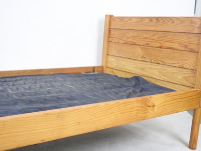 null Pierre GAUTIER-DELAYE (1923-2006): Single bed with four log legs and Landes...