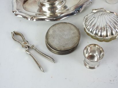 null LOT in silver-plated metal including sauceboat, butter dish, coaster, egg cup,...