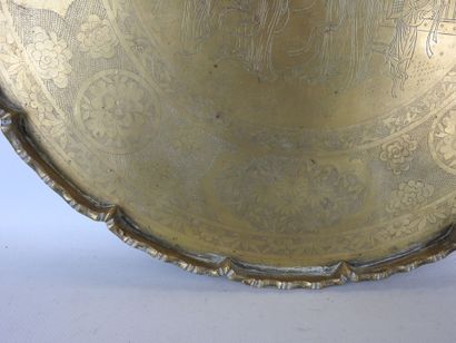 null ASIA: Bronze tray with chased decoration of an animated scene. D : 55 cm. Mark...