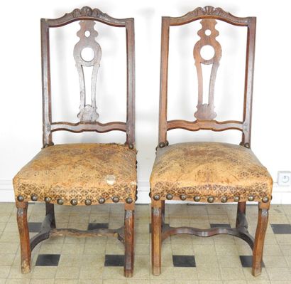 null Paire de chaises de style Régence en bois naturel à dossier ajouré, fronton...
