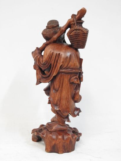null CHINE - XXeme
Statuette en bois naturel sculpté et ajouré représentant un pêcheur...