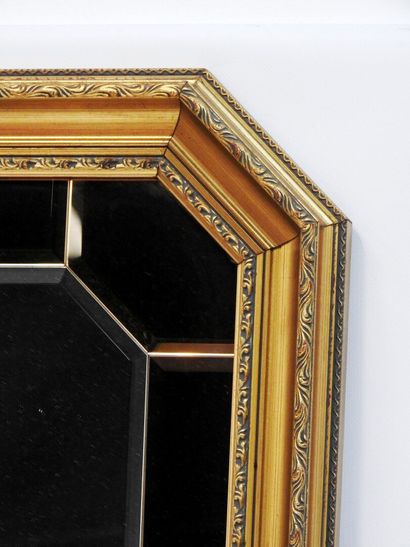 null Miroir de forme octogonale en bois mouluré et doré agrémenté d'une glace en...