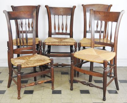 null Cinq chaises de campagne en bois naturel, dossiers ajourés en bois tourné, assises...
