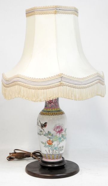 null CHINE - XXeme
Vase en porcelaine de la famille rose à décor d'un oiseau chantant...