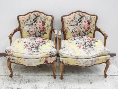 null Paire de fauteuils en bois naturel de style Louis XV à garniture florale.
Époque...
