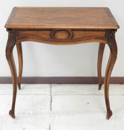 null Table de salon à plateau rectangulaire de style Louis XV en bois naturel mouluré.
75...