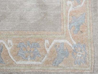 null Deux tapis rectangulaires en laine à décor géométrique et végétal stylisé sur...