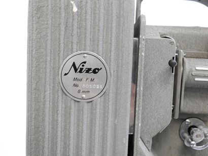 null NIZO
Projecteur modèle F.M, numéro 501021 8mm
Dans valise de transport
En l...