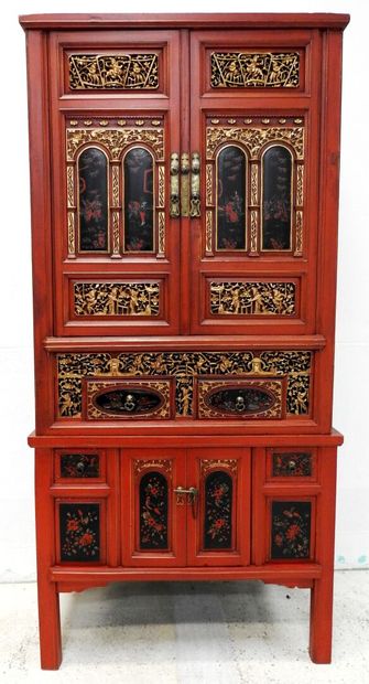 null CHINE
Grand cabinet en bois laqué rouge rehaussé d'ornements en bois doré agrémenté...