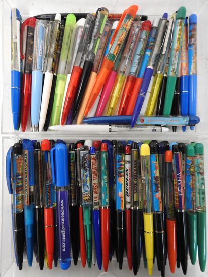 Collection d'environ 90 stylos souvenir à...
