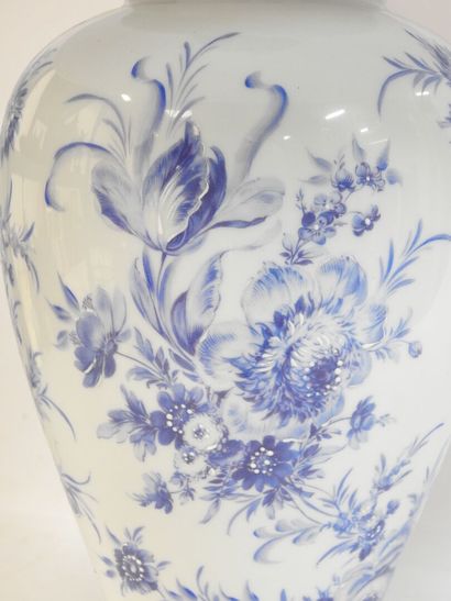 null Pied de lampe de forme potiche en porcelaine à décor floral nuancé bleu, frise...