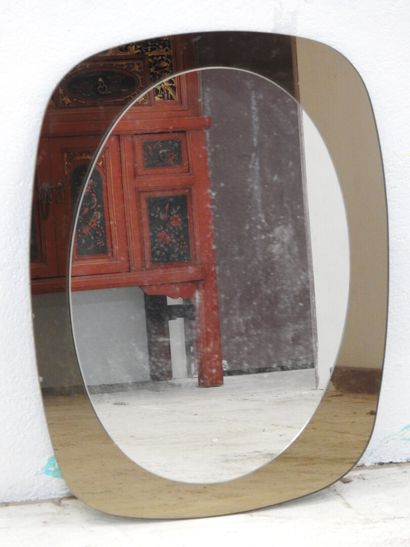 null Travail des années 70
Miroir ovale en verre fumé et incolore.
71 x 52 cm.
U...