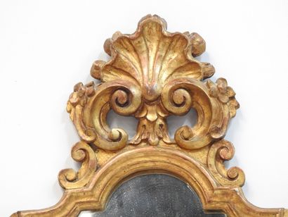 null Miroir en bois doré dans le goût vénitien du XVIIIe siècle.
Époque XXeme.
66...