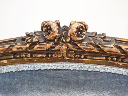 null Salon en bois doré de style Louis XVI à décor de tors de rubans, frises de perles...