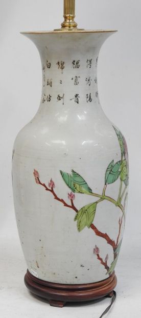 null CHINE - XXeme
Vase balustre en porcelaine à décor de pivoines, oiseaux et caractères...