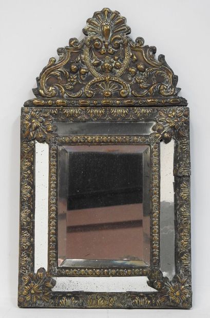 null Miroir à parecloses avec fronton en laiton repoussé de style Louis XIV.
Dim....