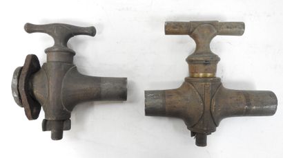 null Deux robinets anciens en bronze
Usures