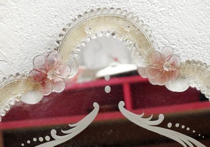 null ITALIE
Miroir vénitien de forme mouvementée agrémenté de fleurs pétales couleur...