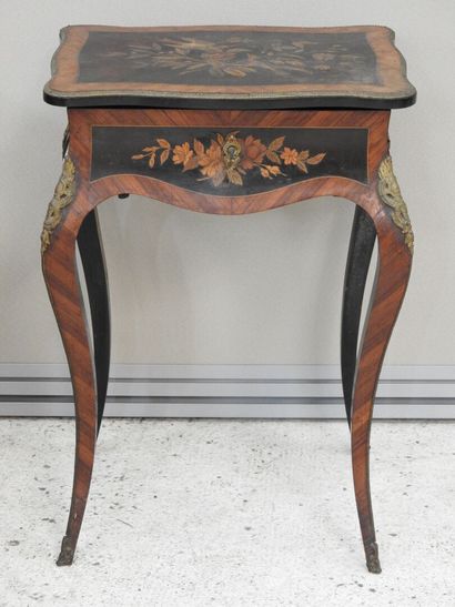 null Table travailleuse de style Louis XV reposant sur quatre pieds cambrés, en bois...