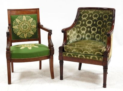 null Deux fauteuils de style Empire en acajou et bois naturel à dossiers cintrés....