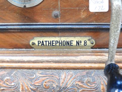 null PATHEPHONE N°8
Gramophone à pavillon en tôle peinte en vert. Caisse en bois...