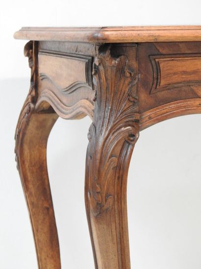 null Table de salon à plateau rectangulaire de style Louis XV en bois naturel mouluré.
75...
