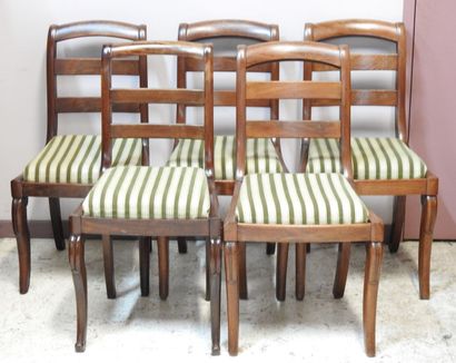 null Suite de 5 chaises en bois naturel à dossier renversé ajouté à barreaux, piètement...