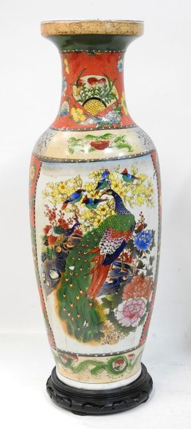 null CHINE - XXeme
Vase balustre en porcelaine à décor polychrome de paons, oiseaux...