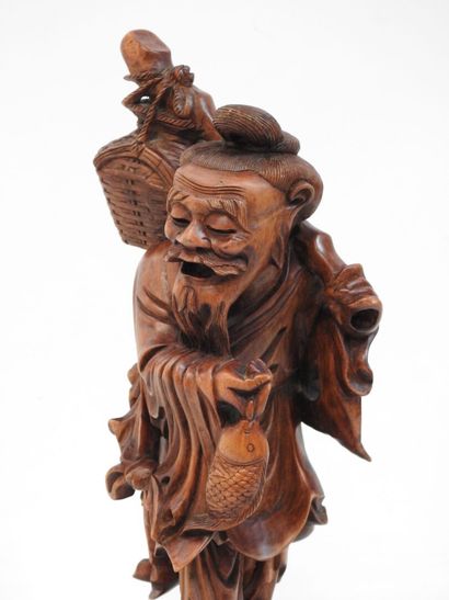 null CHINE - XXeme
Statuette en bois naturel sculpté et ajouré représentant un pêcheur...