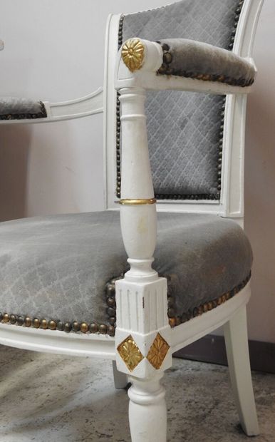 null Paire de fauteuils en bois rechampi blanc et rehauts dorés de style Louis XVI,...