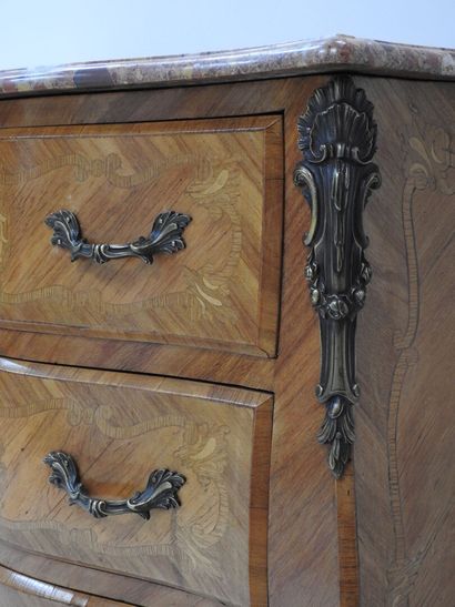 null Commode des style Louis XV en bois naturel et de placage ouvrant par 3 tiroirs...